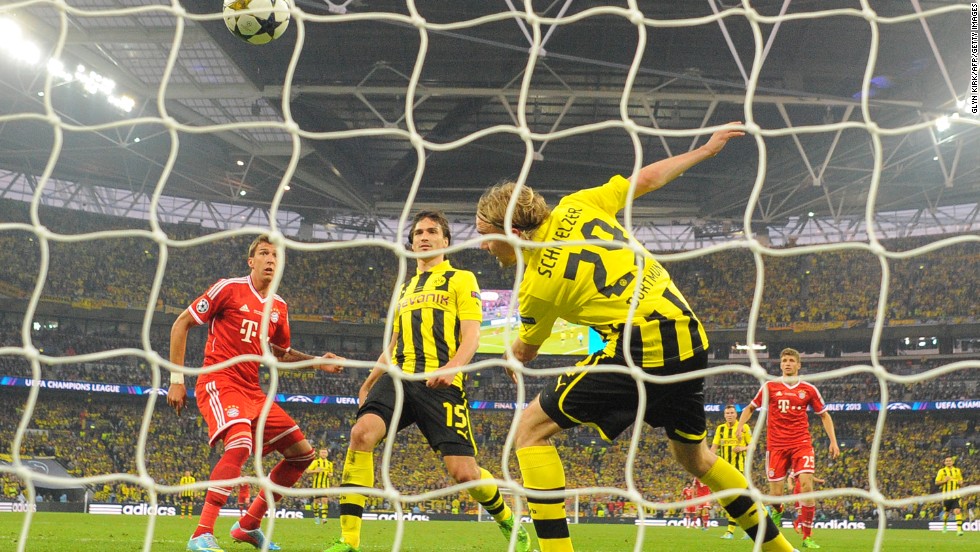 Bayern Munich&#39;s striker Mario Mandzukic, left, scores the opening goal of the match.