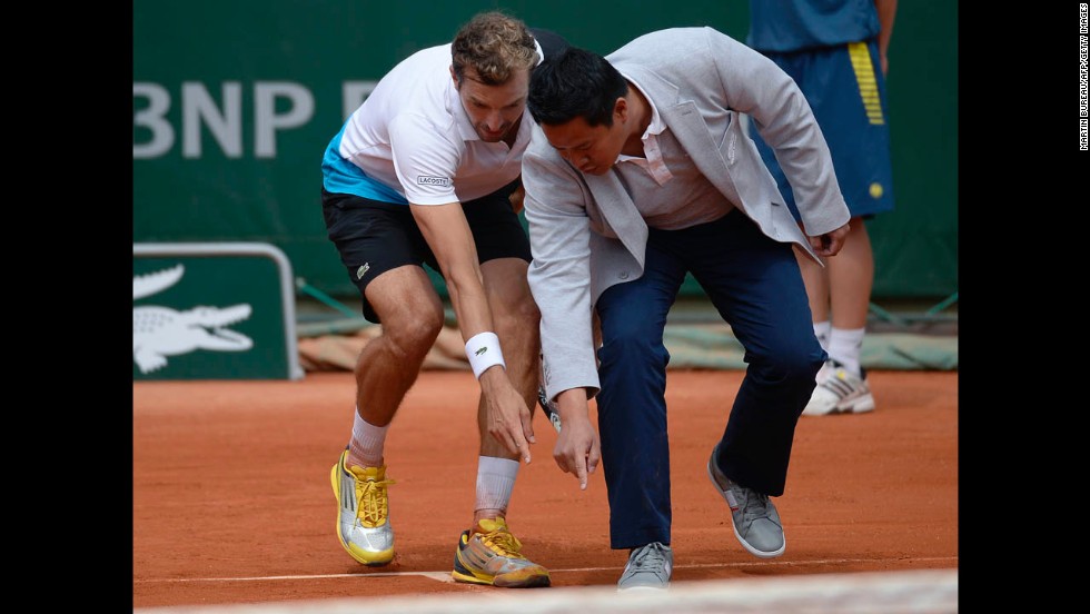 France&#39;s Julien Benneteau argues with a referee about a line call during his first round match against Lithuania&#39;s Ricardas Berankis on May 27. Benneteau defeated Berankis 7-6(5), 6-3, 5-7, 7-6(5).