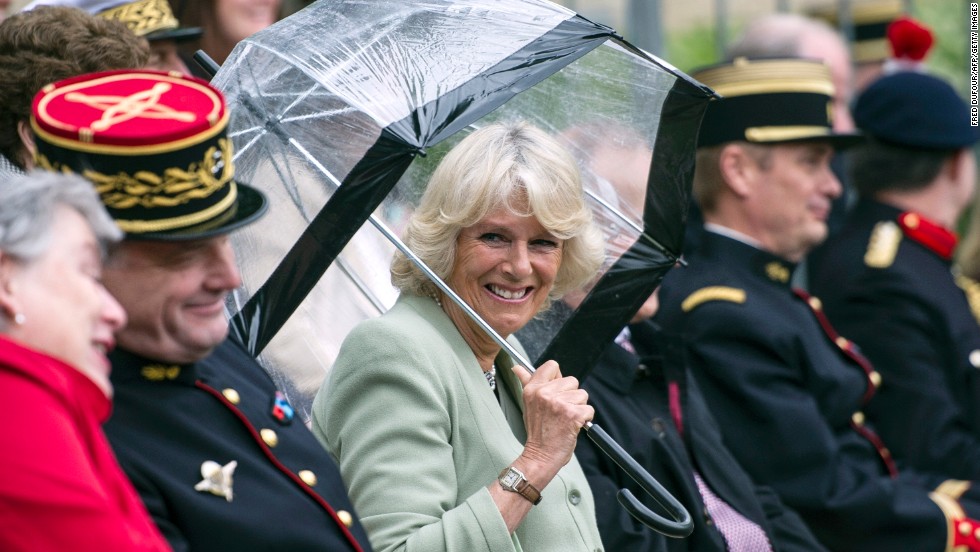 Camilla is entertained by la Garde républicaine.
