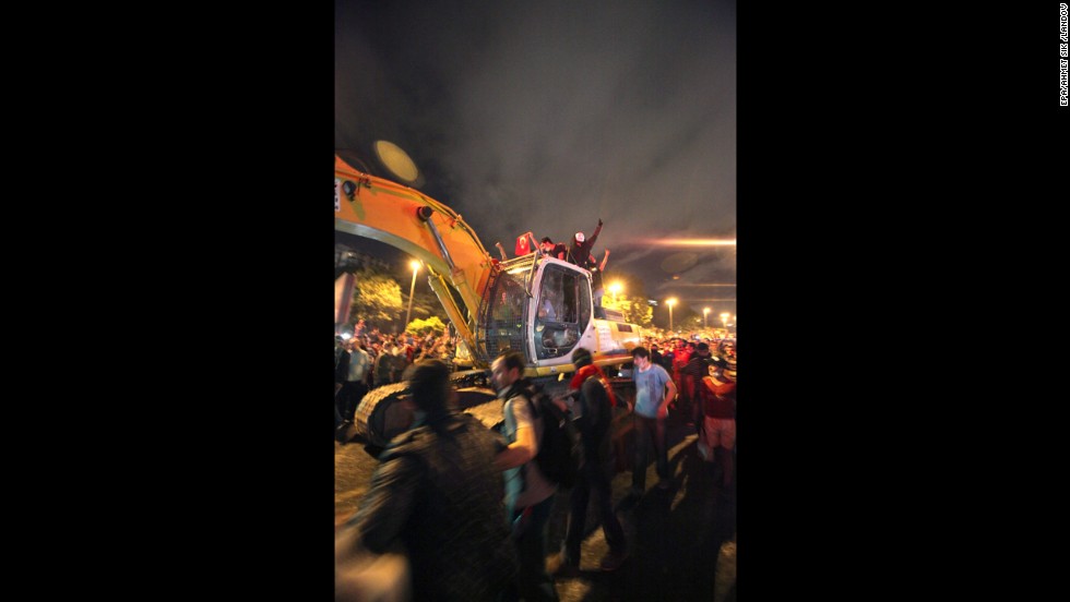 Protesters drive an excavator toward Turkish riot police as they make their way to Erdogan&#39;s office on June 3.