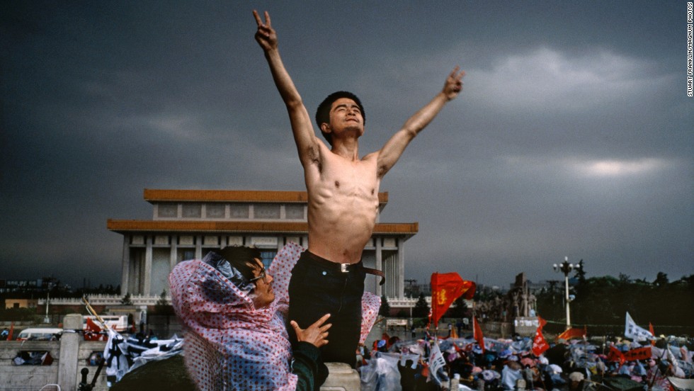 Young Chinese demonstrators protest official corruption and urge democracy in Beijing&#39;s Tiananmen Square in 1989.