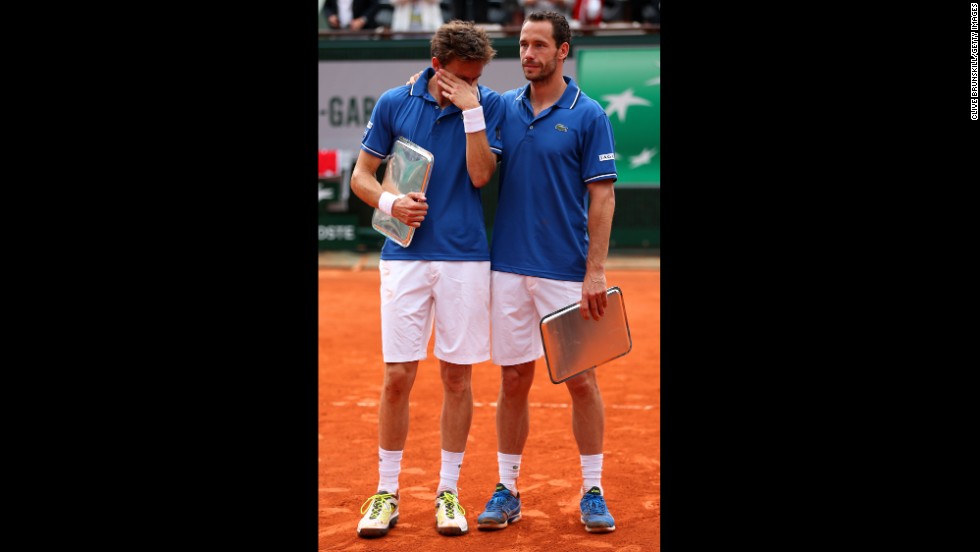 Michael Llorda consoles Nicolas Mahut after their defeat in the men&#39;s doubles final on June 8. 