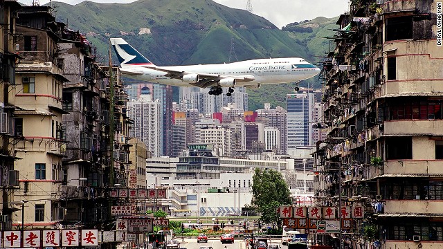 Probably the most iconic shot of Kai Tak International Airport --a departing Cathay Pacific&#39;s flight captured in between the walk-up buildings in Kowloon City.
Daryl Chapman, a 40-year-old photographer, recalled, &quot;That photo was taken in To Kwa Wan just at the entrance of the airport tunnel (now Kai Tak tunnel).&quot;