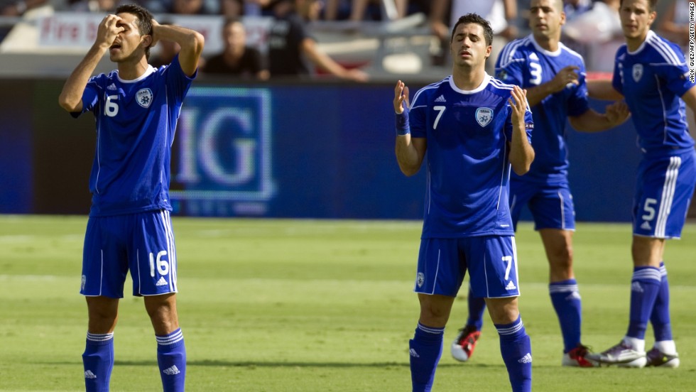 Israel&#39;s Jewish player Eran Zahavi (L) and Muslim player Beram Kayal (R) pray before the start of a Euro 2012 qualifier in 2011. The Under-21 squad which competed in this year&#39;s European Championship Finals included five Israel-Arabs, two Ethiopians and a Bedouin.