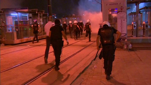 Demonstrators, police clash in Istanbul