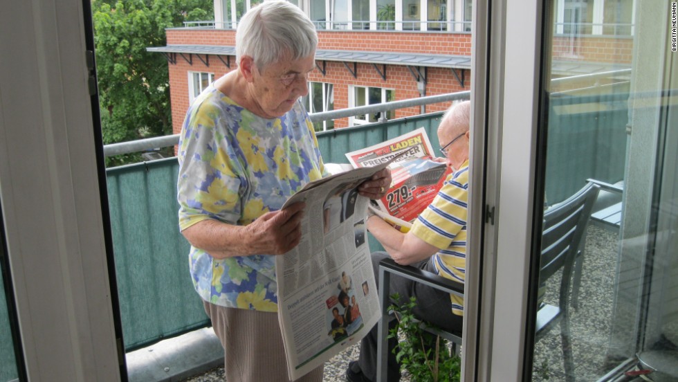 For residents Lydia Stehwin and Hans-Georg Neumann, keeping up with current affairs is part of the daily routine at the shared apartment in Potsdam.