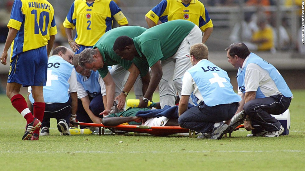 Medical personnel treat Foe as the faces of the Colombian players reveal the seriousness of the situation. 