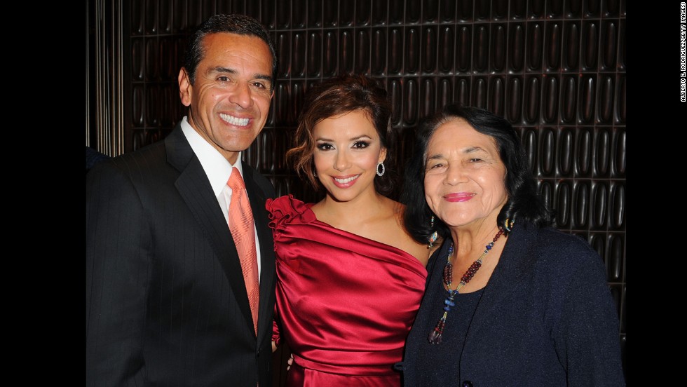 Huerta poses with L.A. Mayor Antonio Villaraigosa and actress Eva Longoria at the Hollywood Reporter&#39;s philanthropist of the year award reception on November 16, 2009, in Los Angeles.