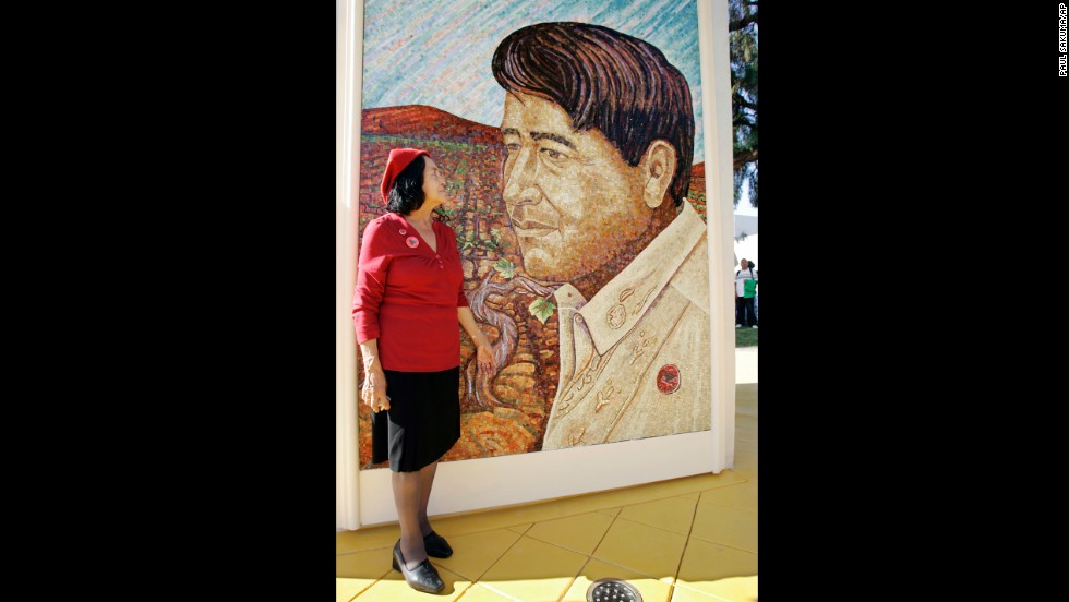 Huerta looks at a mural of the late Cesar Chavez during a 2008 dedication of the Cesar Chavez Monument on the San Jose State University campus in San Jose, California.