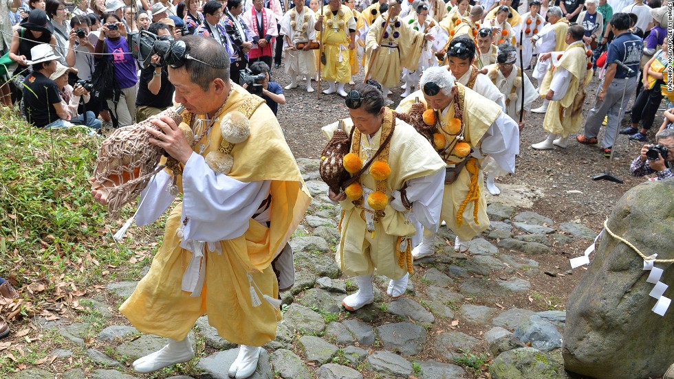 Mount Fuji Trekking Hordes Descend On Day One Cnn Travel