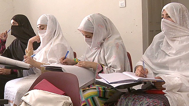 Girls defy the Taliban in Pakistan 
