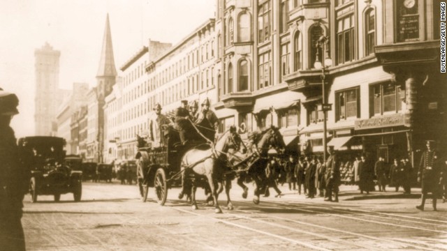 Camiones de bomberos tirados por caballos se apresuran al incendio de Triangle Shirtwaist Factory en marzo de 1911. 