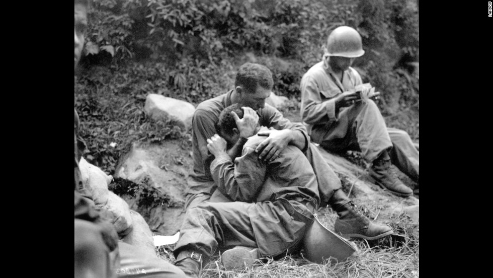 americký voják utěšuje soudruha během korejské války, kolem roku 1950. Proklikat vidět více scén z Korejské války.