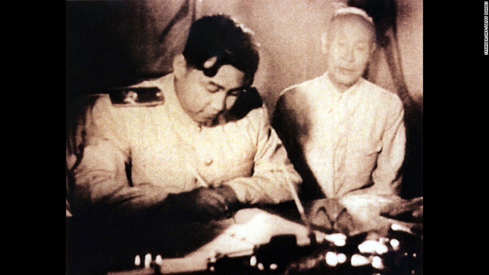 o líder norte-coreano Kim Il-Sung, à esquerda, assina um documento em Seul, Coreia do Sul, em uma foto Sem data. O armistício que terminou a guerra foi assinado em julho de 1953, e seus termos incluíam a criação da Zona Desmilitarizada.