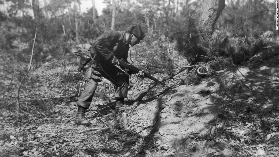 en amerikansk soldat søger et rævehul efter fjender i Februar 1951.