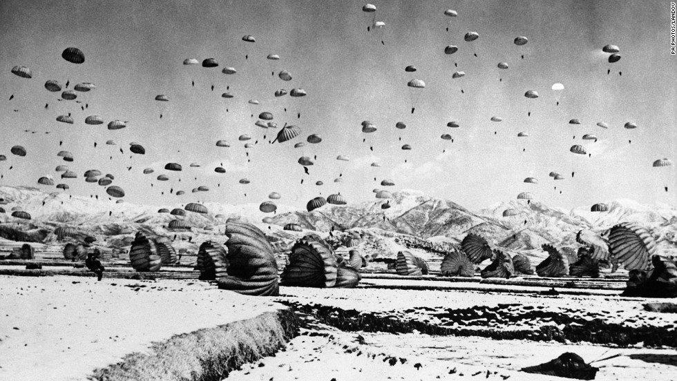 o 187º Regimento de combate aéreo dos EUA conduz um salto de treino na Coreia do Sul, por volta de 1951.