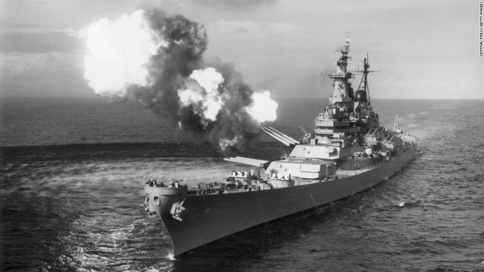  L'USS Missouri bombarde Chongjin, en Corée du Nord, vers mai 1951.