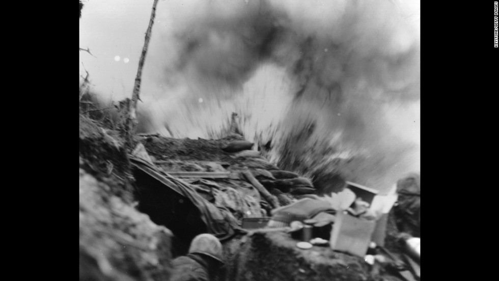 U. S. Marines kaczki za osłonę w bunkrze, jak pocisk eksploduje w kwietniu 1952 roku.