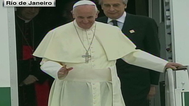 cnnee rodriguez egana brazil pope arrival_00001415.jpg