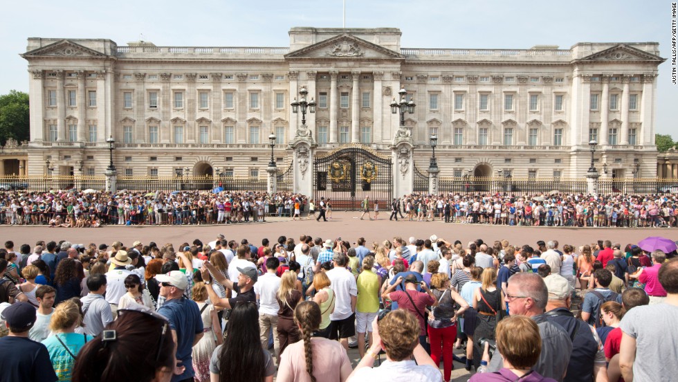 Crowds gather outside Buckingham Palace in London as news of Catherine, Duchess of Cambridge&#39;s, labor arrives on July 22. 