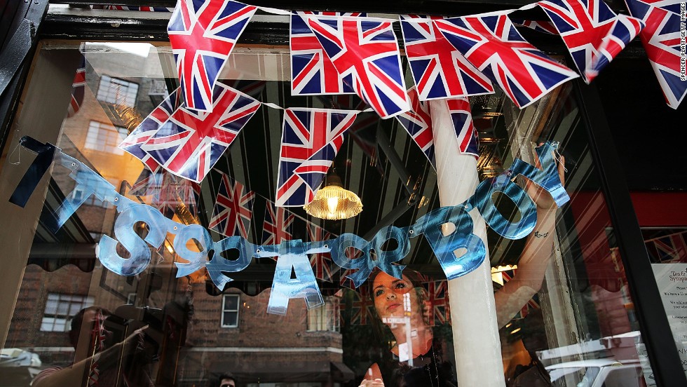 Hayley Simmonds, an employee at the British restaurant and grocery Tea &amp;amp; Sympathy, celebrates the birth on July 22 by hanging a sign in the store&#39;s window in New York.