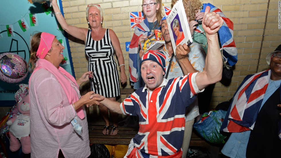 Royal fans celebrate the announcement of the birth of a boy to the Duke and Duchess of Cambridge at St. Mary&#39;s Hospital in London on July 22. 