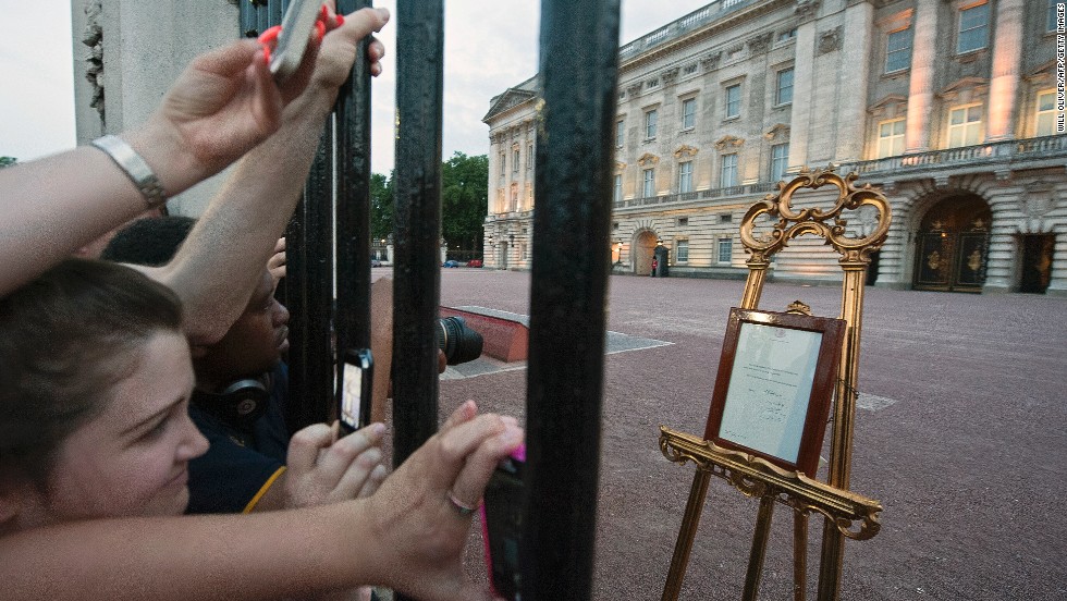 People clamor for their chance to see and photograph the birth announcement that was placed on a golden easel by the queen&#39;s press secretary on July 22.