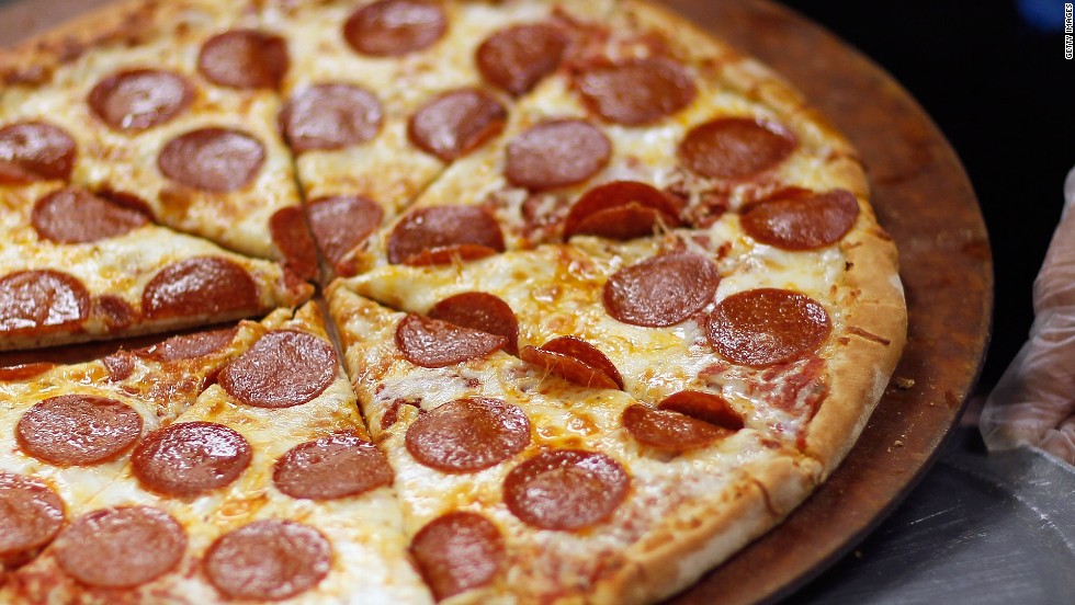 A common feature of Western diets is processed fast food. Here&#39;s a pepperoni pizza high in fat and carbohydrates and topped with cured, processed meat. 
