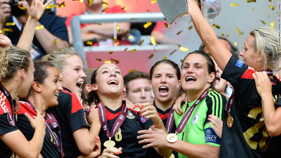 Germany&#39;s women lift the Euro 2013 title after a 1-0 victory over Norway in the final in Sweden.
