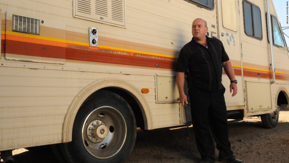 Walt&#39;s brother-in-law Hank (Dean Norris), a DEA agent, tracks down the RV that Walt and Jesse have been using as a meth lab, trapping Walt and Jesse, who are hiding inside. But Walt orchestrates a fake emergency phone call to lure Hank away and escape without being identified.