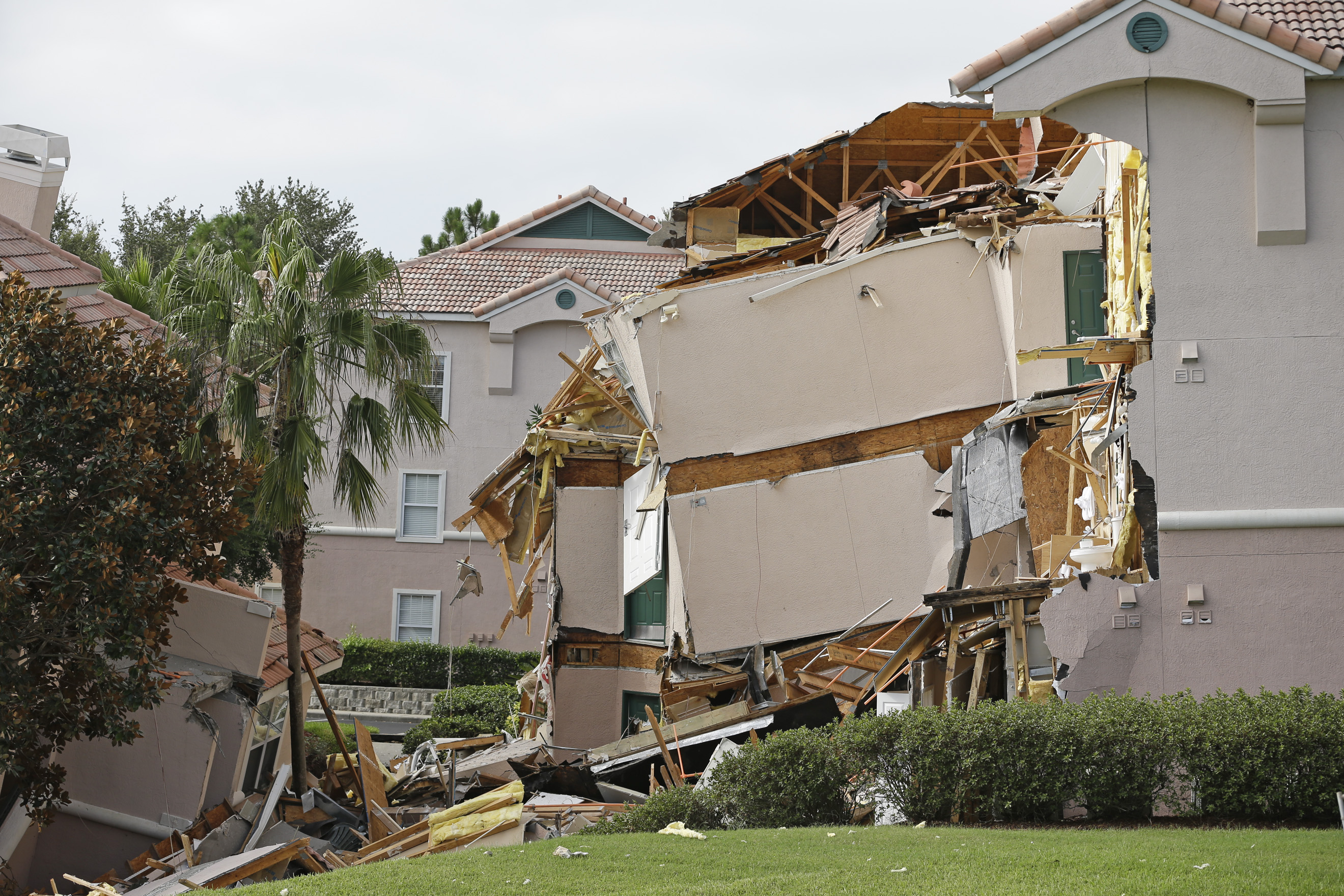 Just Get Out Guard Hailed For Moving Resort Guests Before Collapse Cnn