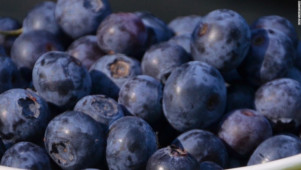 Blueberries have been linked to a host of health benefits, including lowering blood pressure. What&#39;s more, researchers at Tufts University say, blueberries improve your memory. 