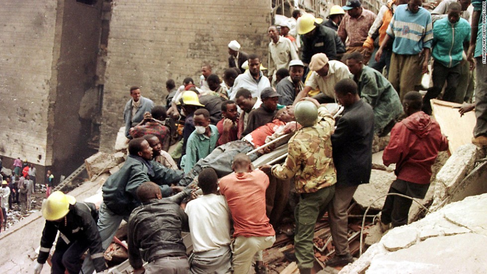 Rescuers help move survivors from the explosion site in Nairobi, Kenya, on August 7, 1998.