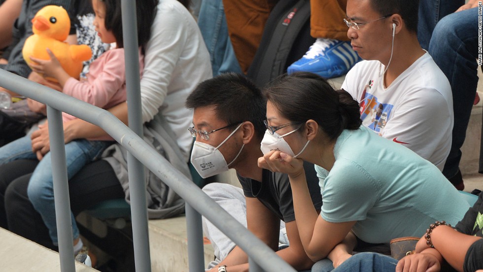 Spectators at the China Open also took to wearing the masks courtside over the weekend, such as this couple watching one of the women&#39;s semi-finals Saturday.