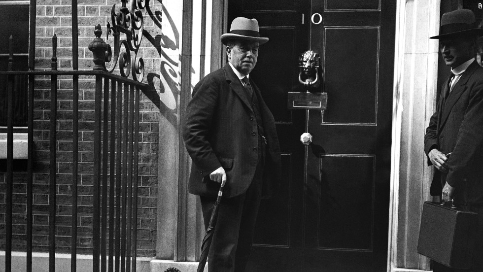 Arthur Henderson, Britain&#39;s foreign secretary, arrives at 10 Downing Street in London on August 17, 1931. Henderson won the Nobel Peace Prize in 1934. 
