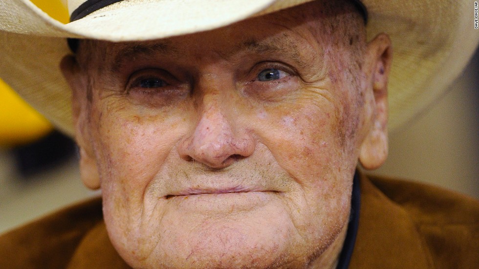 &lt;a href=&quot;http://www.cnn.com/2013/10/19/us/bum-phillips-dead/index.html&quot;&gt;&quot;Bum&quot; Phillips&lt;/a&gt;, the former NFL football coach who led the Houston Oilers to glory and struggled with the New Orleans Saints, died October 18 at age 90.