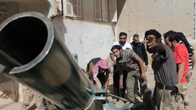 Members of the Jund al-Rahman Brigade on the front lines of Syria&#39;s northeastern city of Deir Ezzor on October 2, 2013. 