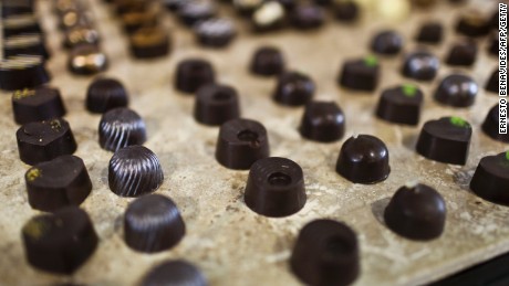 Donkere chocolade is rijk aan cacaobestanddelen, die verbindingen bevatten die bekend staan als flavonolds. Van hoge concentraties cacaoflavonolen is aangetoond dat ze helpen de bloeddruk en het cholesterolgehalte te verlagen, de cognitie te verbeteren en mogelijk het risico op diabetes te verlagen. Maar beperk uw porties tot ongeveer 1 ons per dag.