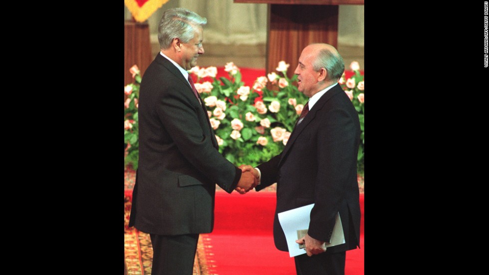 Gorbachev shakes hands with Yeltsin after Yeltsin&#39;s investiture as Russian president in Moscow in 1991.