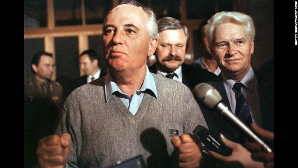 Gorbachev makes his first appearance after a failed coup in 1991.