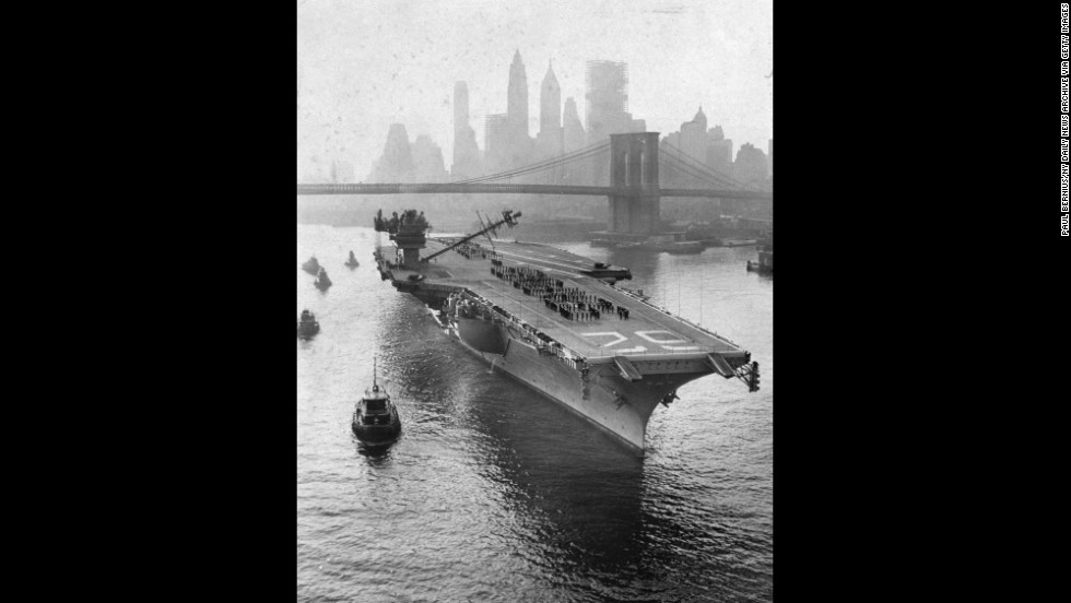 The USS Independence, a member of the Forrestal class that preceded the Kitty Hawk class, heads up the East River in New York in 1959.