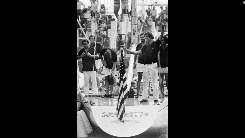 Turner bows after winning the 1977 America&#39;s Cup.