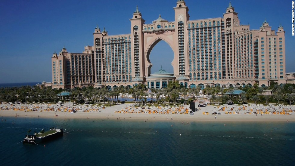 Prior to the tournament a clutch of the world&#39;s top players were offered the chance to play some crazy golf, competing to see who could land their ball closest to a floating target in the ocean off the 22nd floor of the Atlantis hotel.