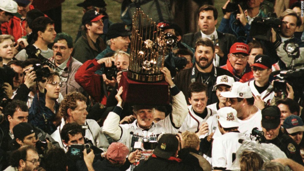 Turner hoists the Commissioner&#39;s Trophy after the Braves&#39; triumph.