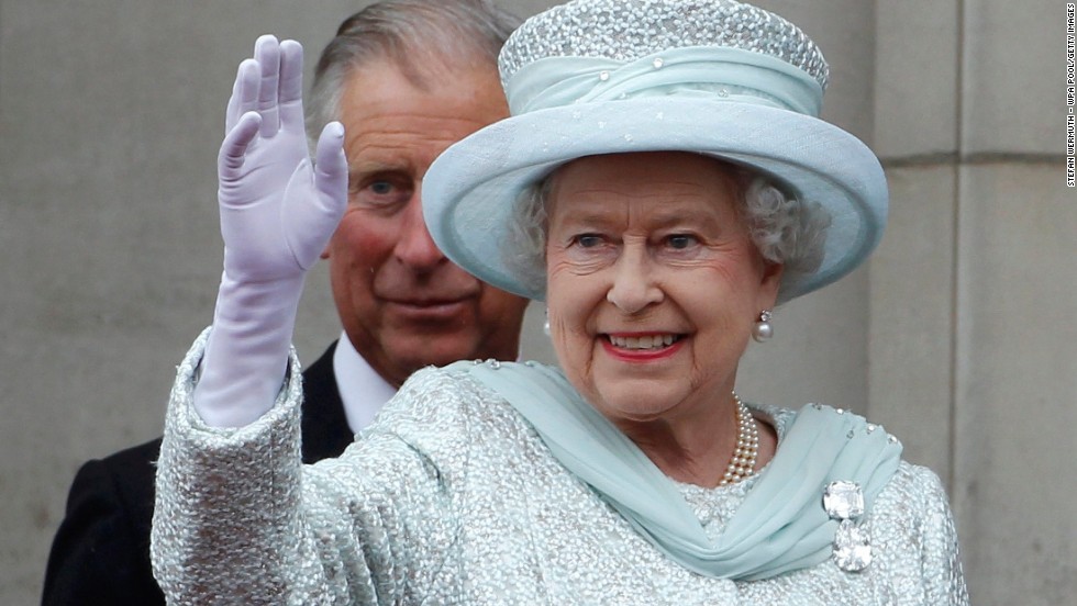 The Queen waves from the balcony of Buckingham Palace as Charles, stands behind her, during the finale of the Queen&#39;s Diamond Jubilee celebrations on June 5, 2012, in London. 