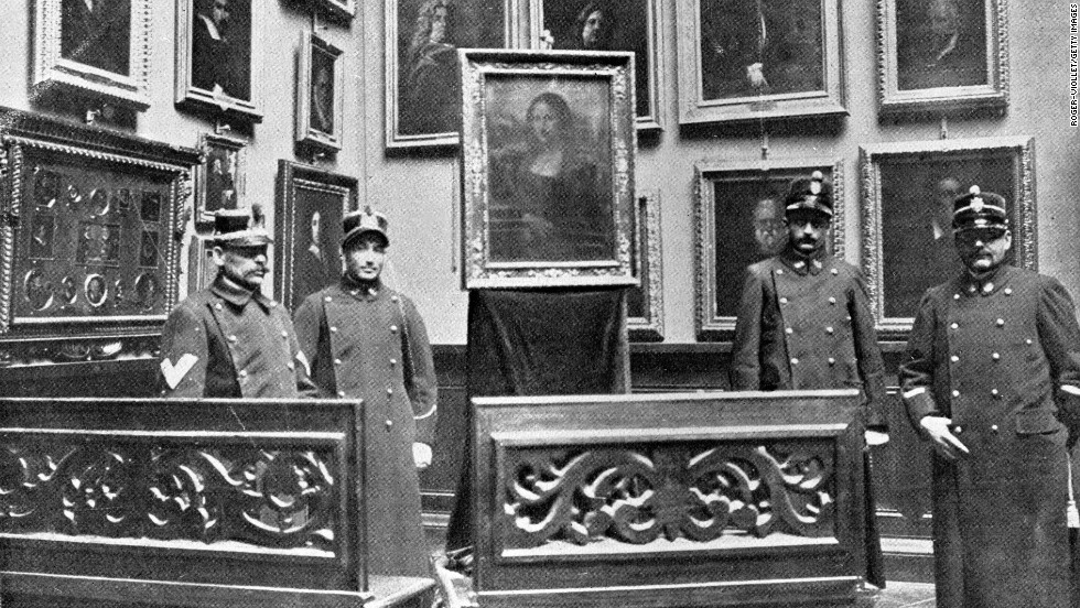 Guards and a barrier of benches surround the Mona Lisa at the Museum of the Offices of Florence in 1913.