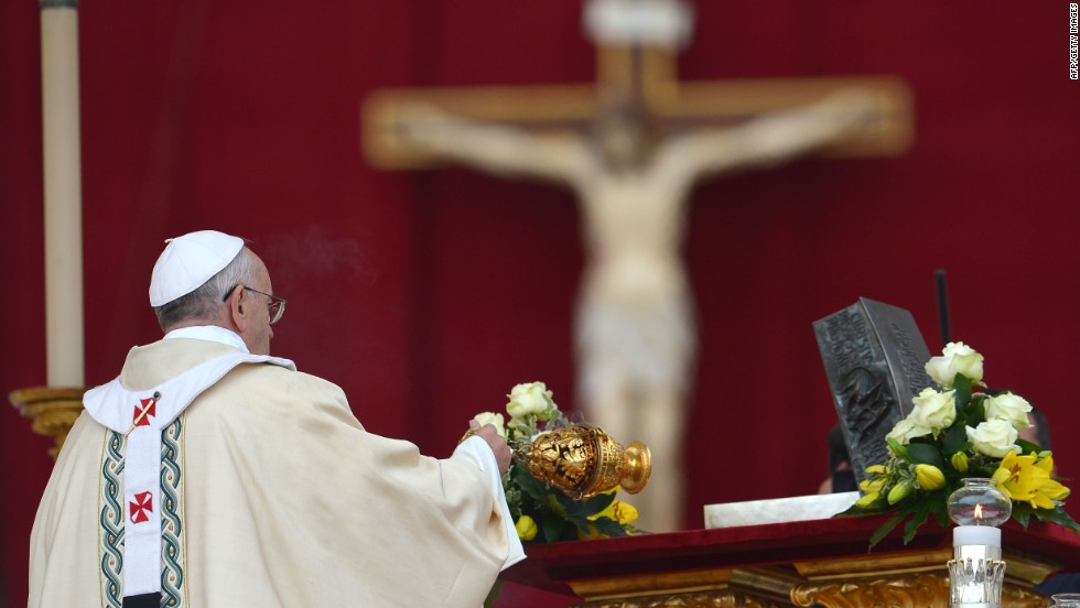 Pope Francis blesses the remains of St Peter during a ceremony of Solemnity of Our Lord Jesus Christ the King at St Peter&#39;s square on November 24, 2013 at the Vatican.