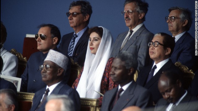 Benazir Bhutto with Rajiv Gandhi on her right in Paris on July 13, 1989. 
