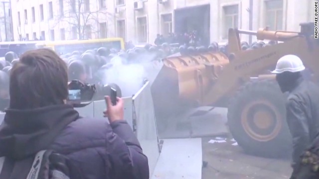 Ukraine pro-EU protesters stand firm