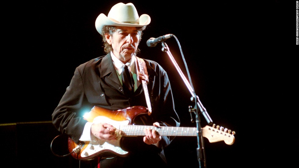 Dylan performs in Brighton, England, in 2002.